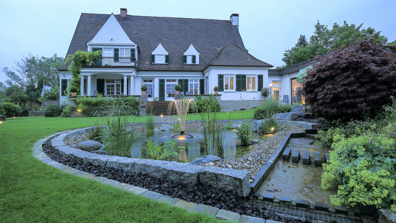 Abendstimmung Gartenanlage Teich Springbrunnen
