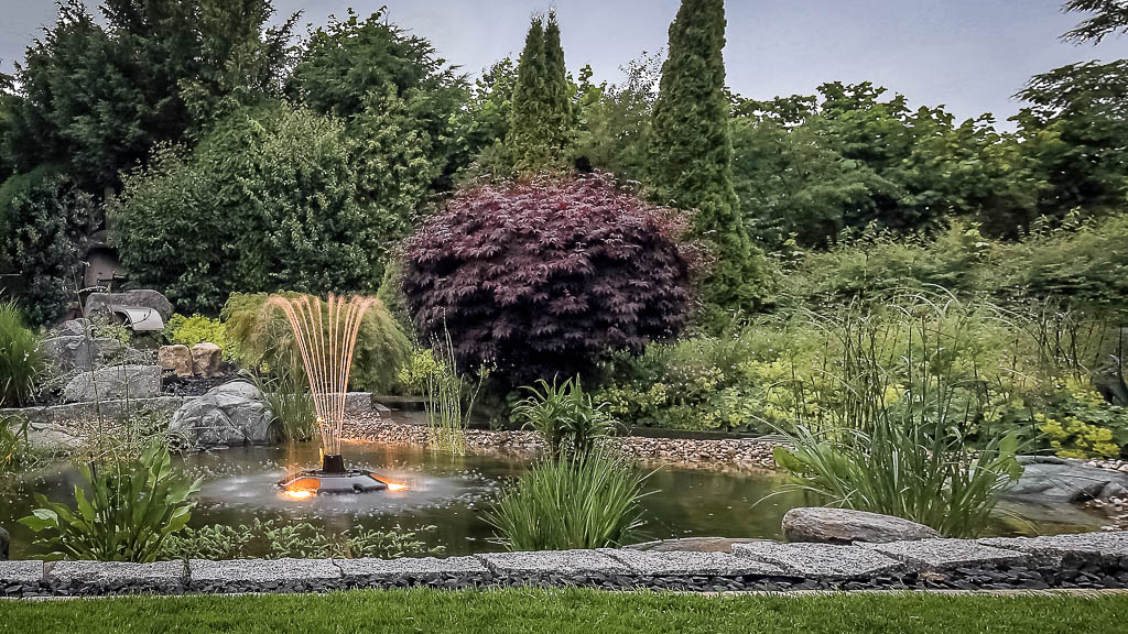 Natursteinarbeiten Gartenteich Springbrunnen Beleuchtung Abendstimmung