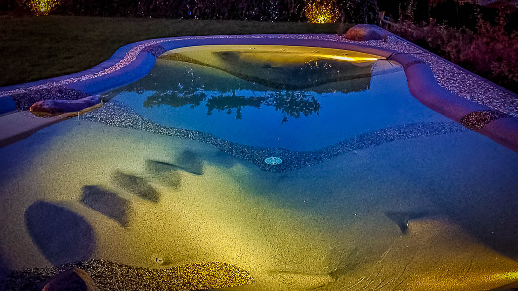Ein myDesign Pool - ein Schwimmteich, der auch stimmungsvoll ausgeleuchtet am Abend einen erholsamen Rückzugsort darstellt. Made by myDesignPool - die Schwimmbadmanufaktur im Süden Deutschlands, aus Baden-Württemberg, im Landkreis Böblingen, Ammerbuch