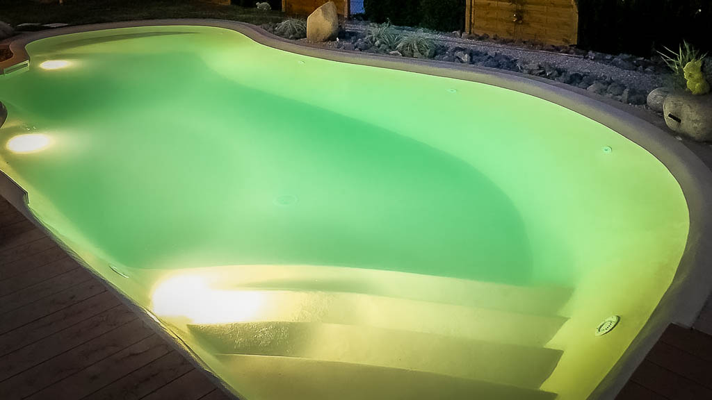 mydesigpool Ihr Poolbauer realisiert Ihr Schwimmbad Projekt - bei Nacht beleuchtet