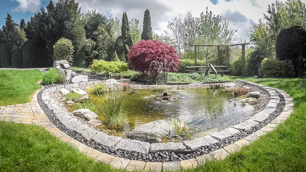 Wasser Teich Gartenanlage mit Springbrunnen